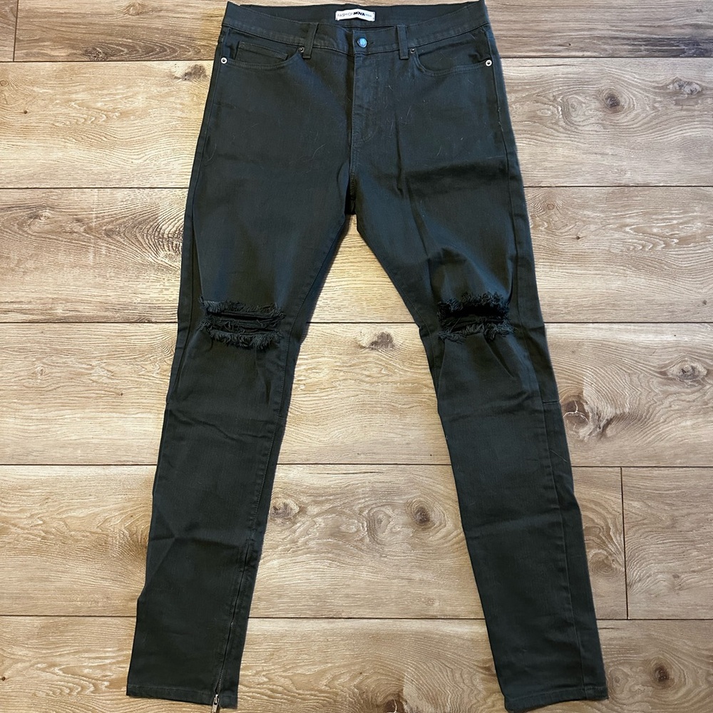 Fashion Nova Man ripped knee jeans